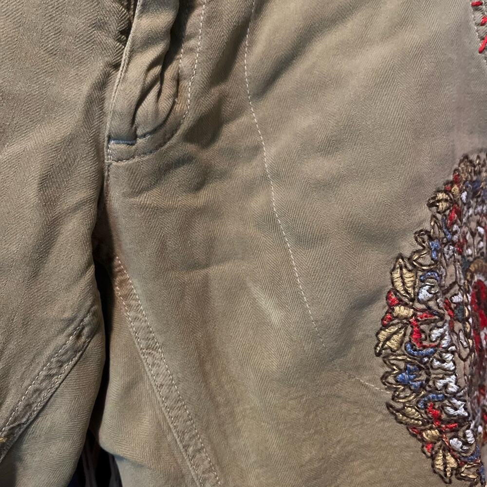 Da-Nang Tan Cargo Shorts with Embroidery - Picture 2 of 4